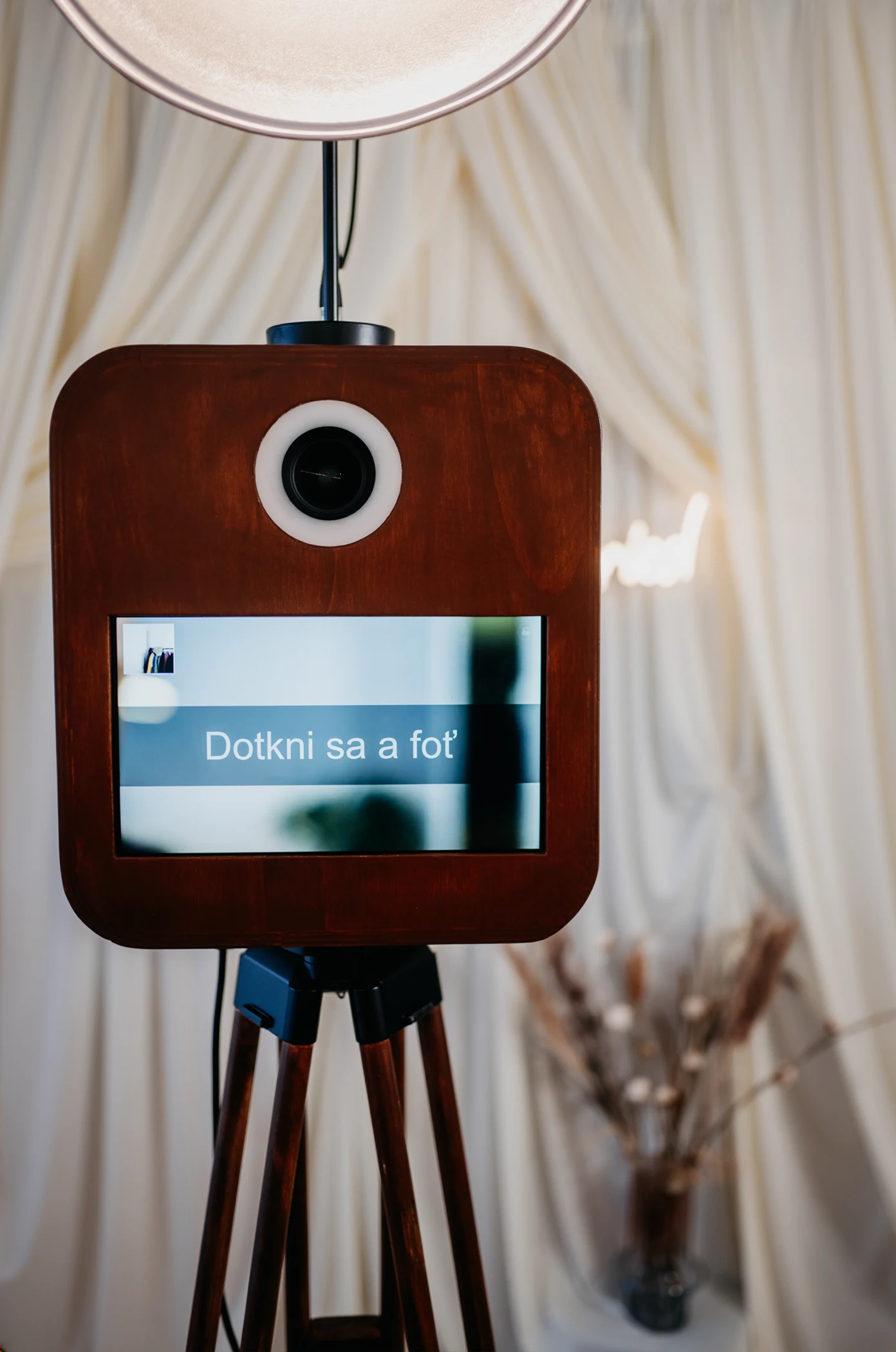 Ručne vyrobený drevený fotobox pripravený na fotografovanie