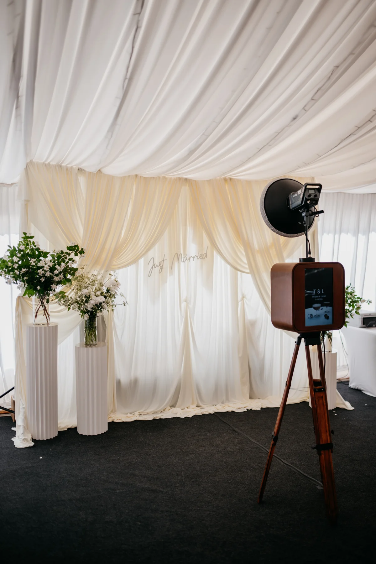 Drevený fotobox pripravený v elegantnom svadobnom priestore
